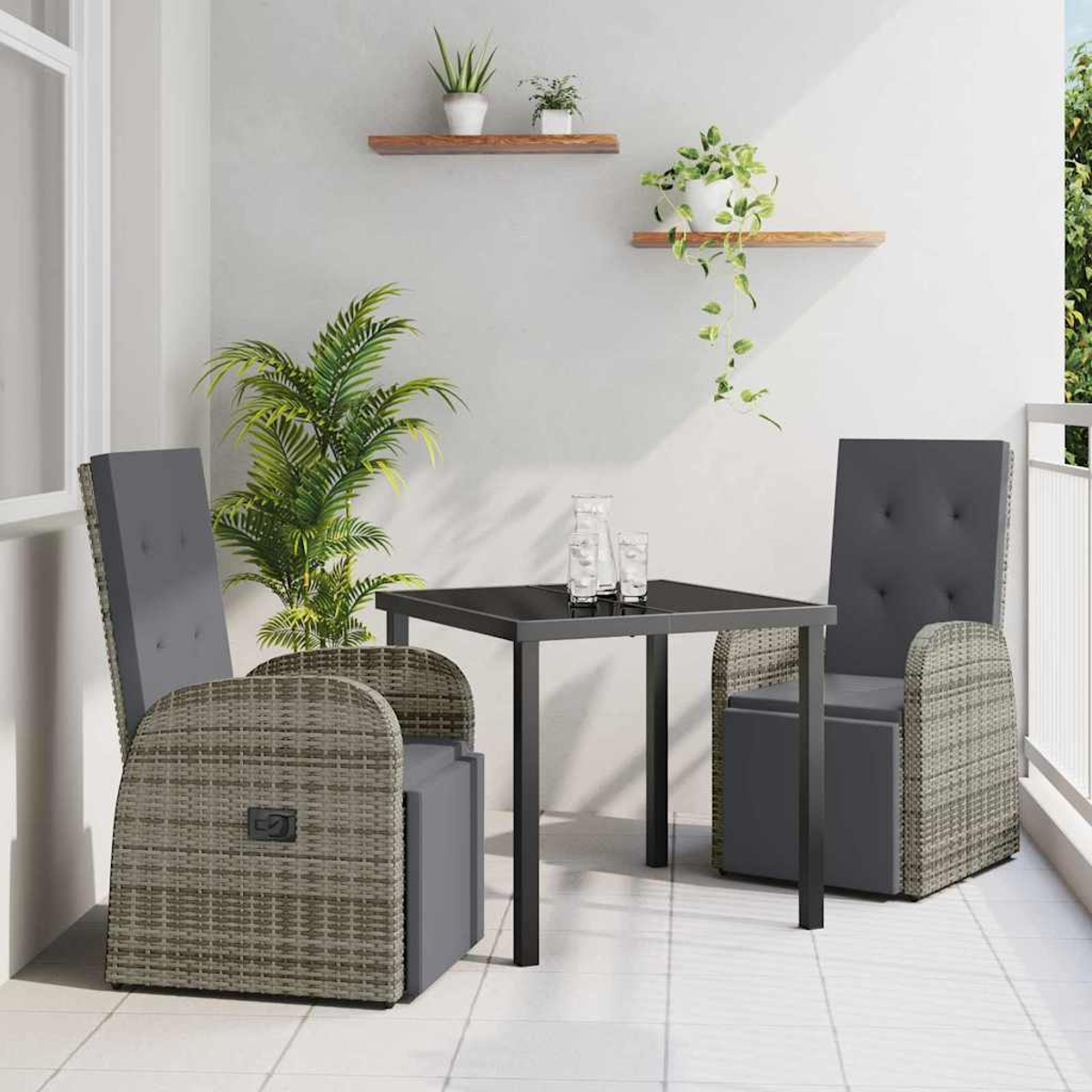 Balkonszene mit zwei Stühlen, einem Tisch und Pflanzen. Stühle haben graue Kissen und gewebte Seiten. Tisch hat eine Glasplatte. Pflanzen in Töpfen.