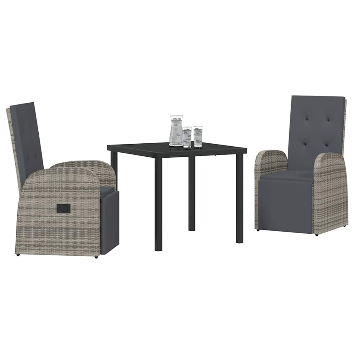 Zwei Sessel, ein kleiner Tisch mit Gläsern und eine Kanne. Die Stühle sind grau mit gewebten Seiten, der Tisch ist dunkel.