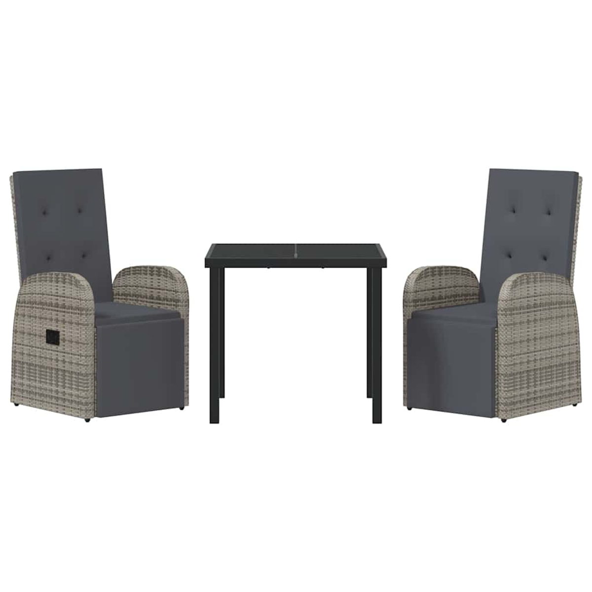 Zwei graue Sessel mit gewebten Seiten und ein kleiner schwarzer Tisch. Die Stühle haben geknöpfte Rücken und graue Kissen.
