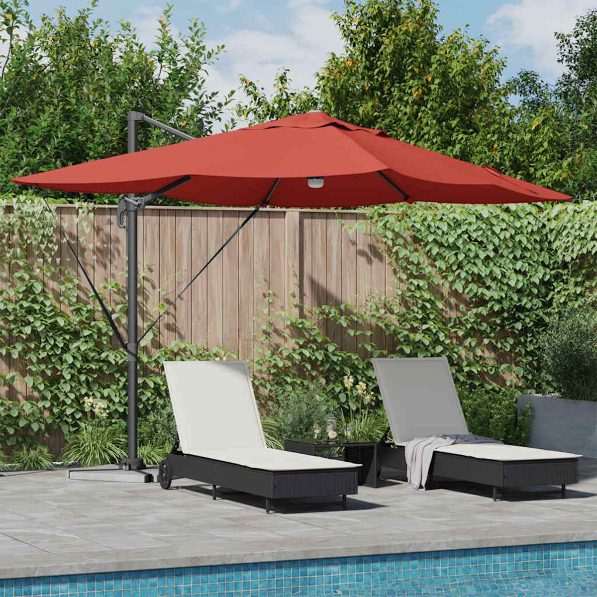 Szene auf der Terrasse mit rotem Sonnenschirm, zwei Liegestühlen, einem kleinen Tisch und einem Pool. Grüne Pflanzen und Holzzaun im Hintergrund.