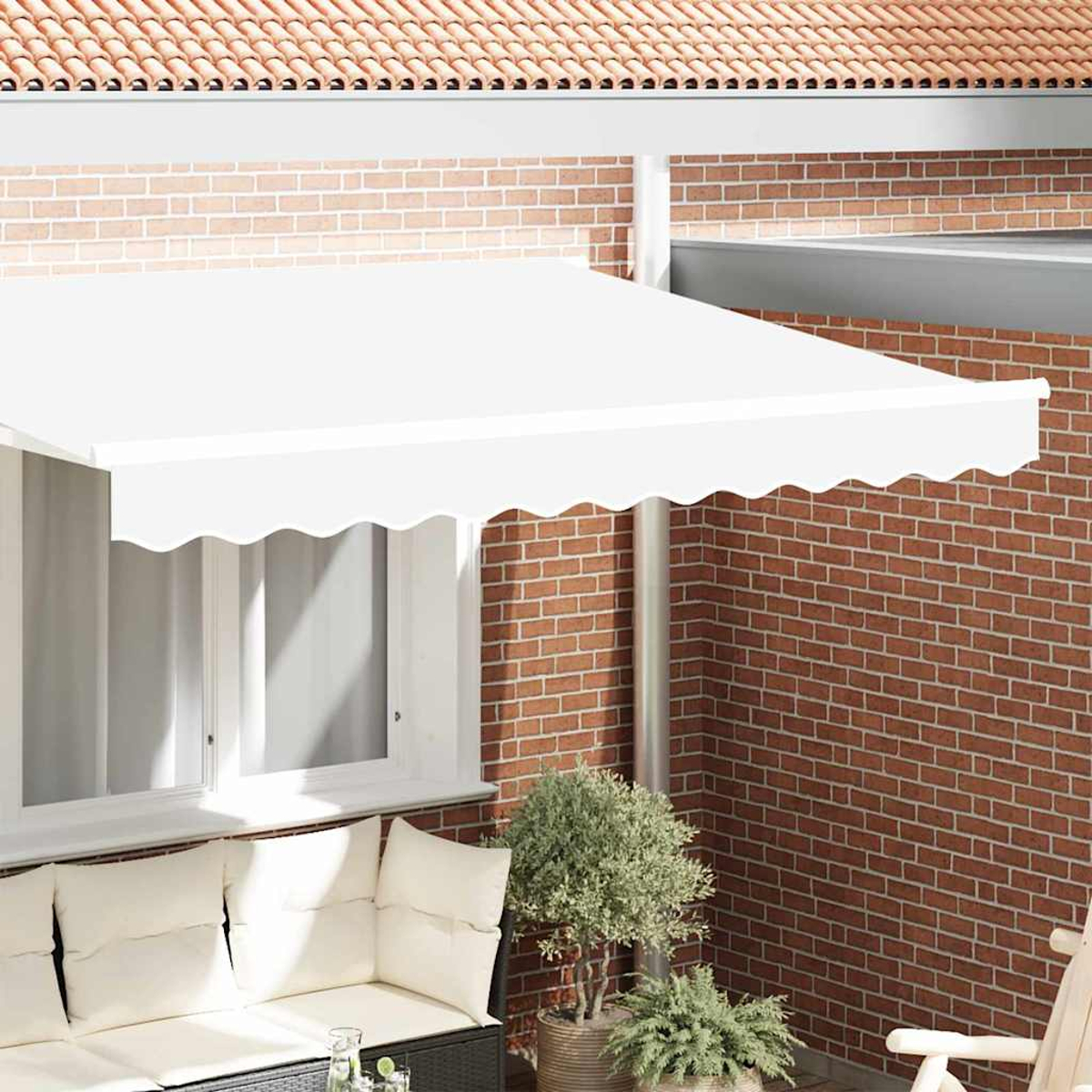 Eine weiße Markise bedeckt eine Terrasse. Eine Backsteinmauer und ein Terrakotta-Dach sind im Hintergrund. Sofa und Pflanzen sind im Vordergrund.