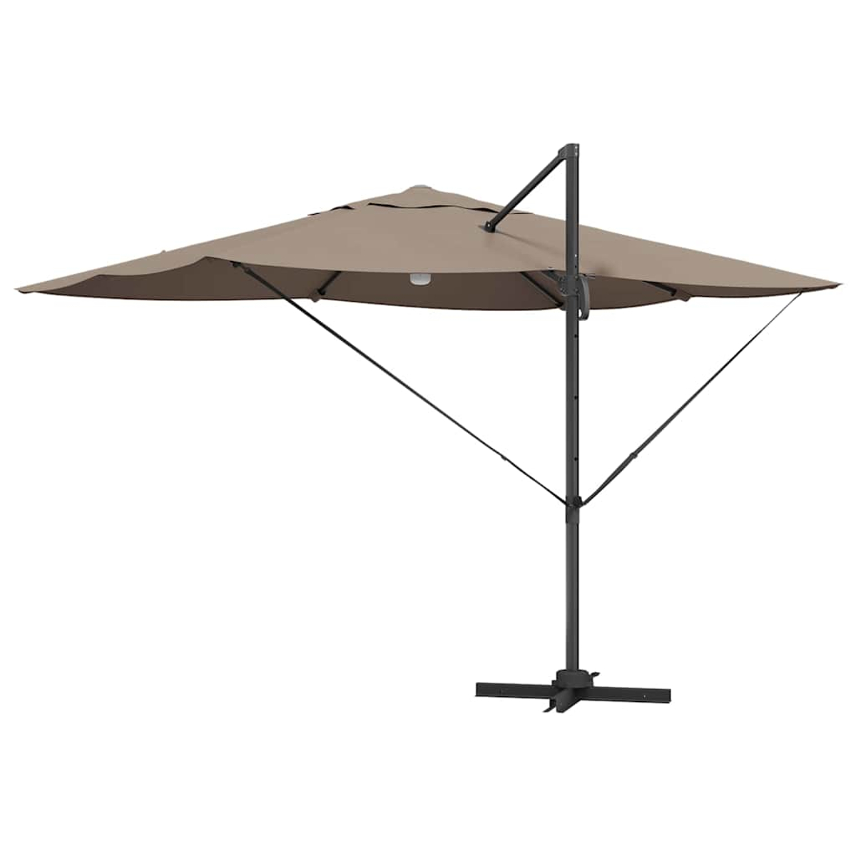 Un ombrellone da patio beige a sbalzo. Ha un telaio e una base neri. L'ombrellone è aperto, proiettando un'ombra.