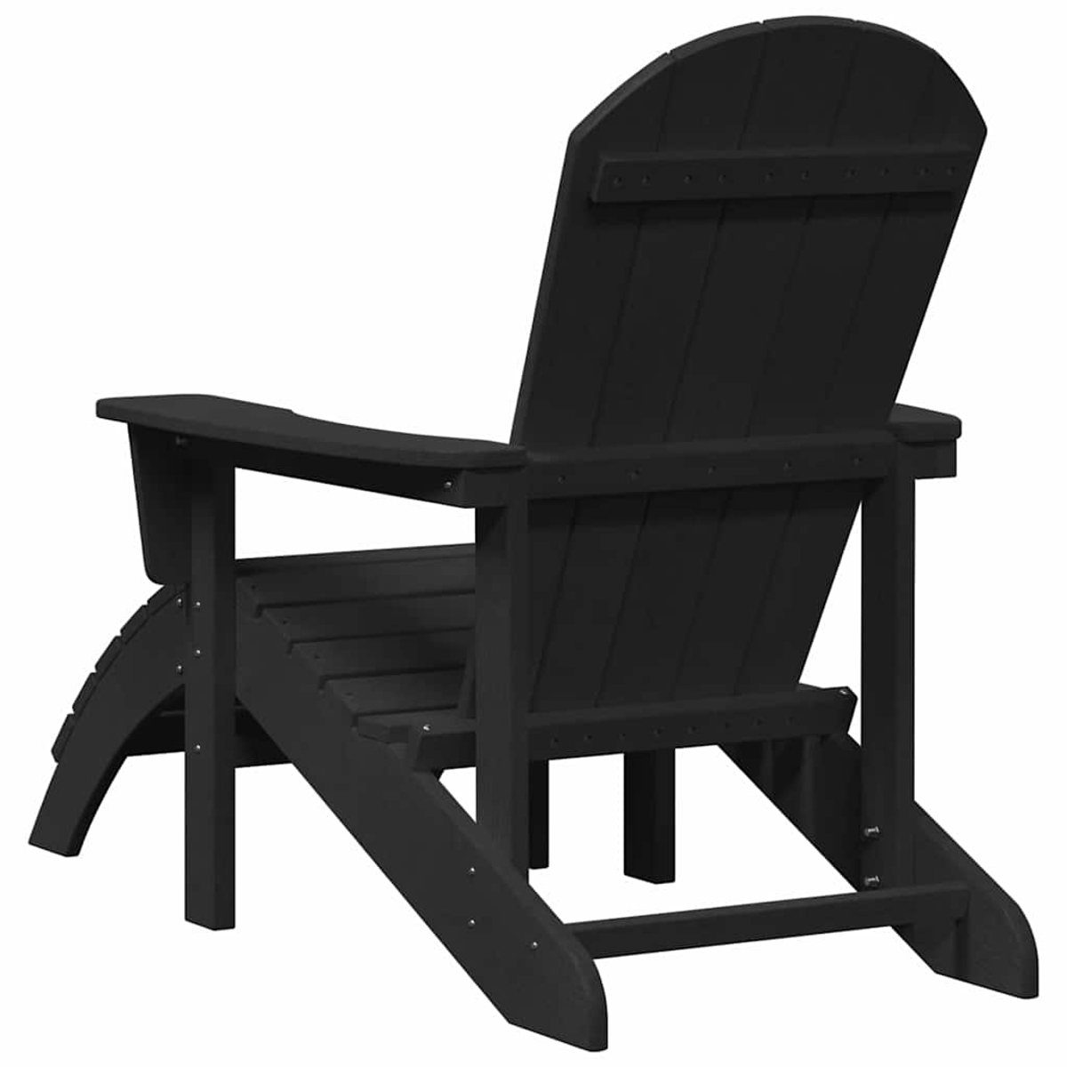 Ein schwarzer Adirondack-Stuhl ist von hinten zu sehen. Der Stuhl hat eine geschwungene Rückenlehne, breite Armlehnen und eine Lattenrost.
