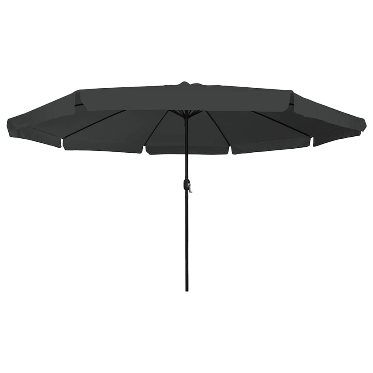 Un grande ombrellone da patio aperto, grigio scuro. L'ombrellone ha un palo nero e si trova su uno sfondo bianco.