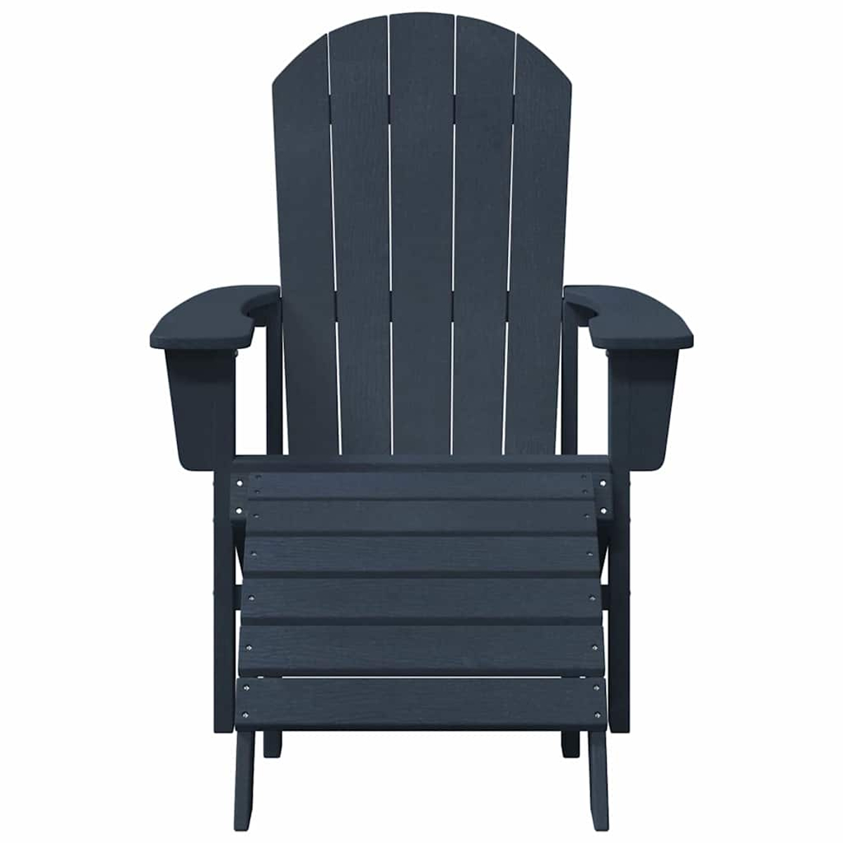 Ein dunkelblauer Adirondack-Stuhl. Er hat eine Lattenlehne und -sitzfläche, Armlehnen und eine geschwungene Oberseite. Der Hintergrund ist weiß.