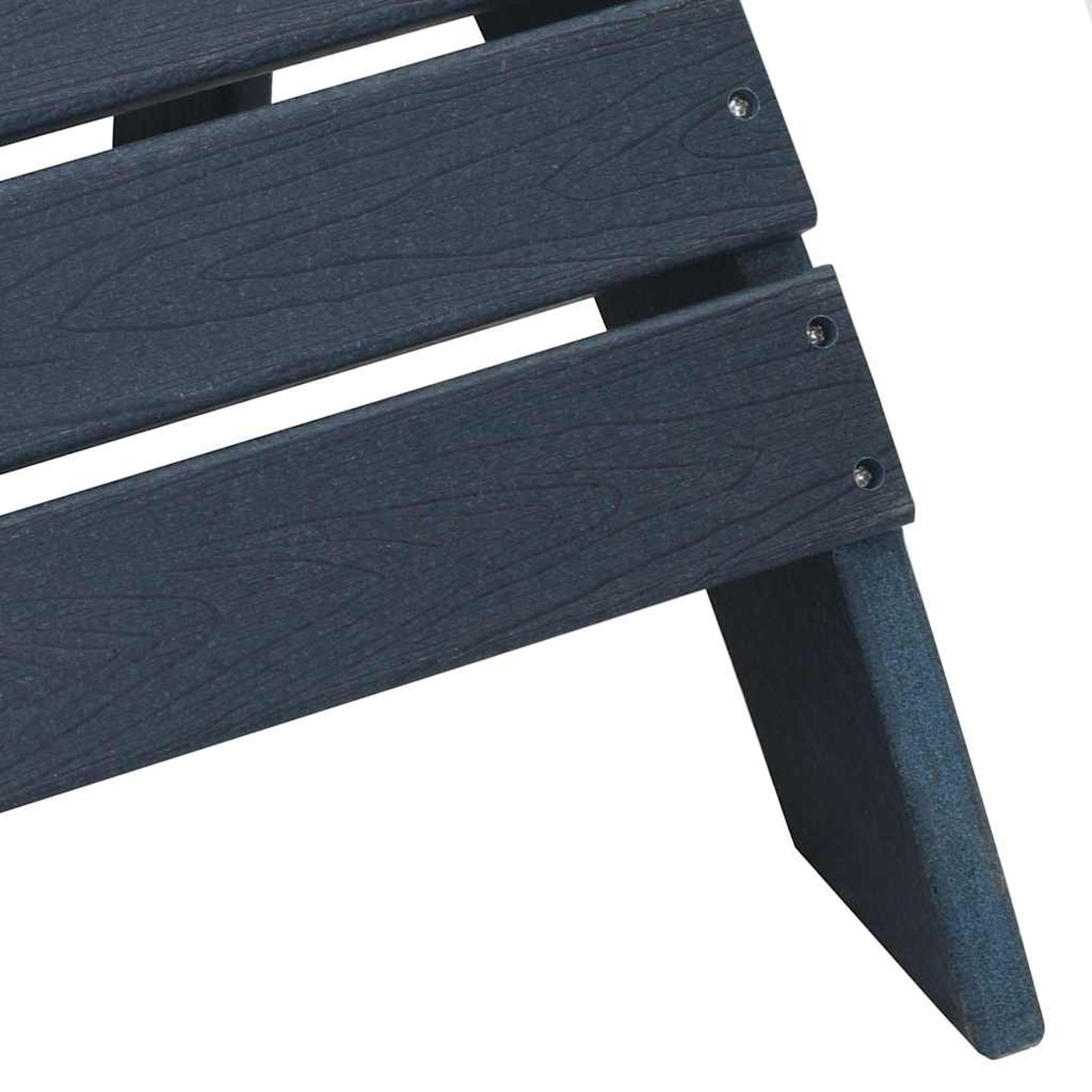 Nahaufnahme eines blauen Holzstuhls. Sichtbar sind die Latten des Sitzes, das Bein und die Schrauben. Der Hintergrund ist weiß.