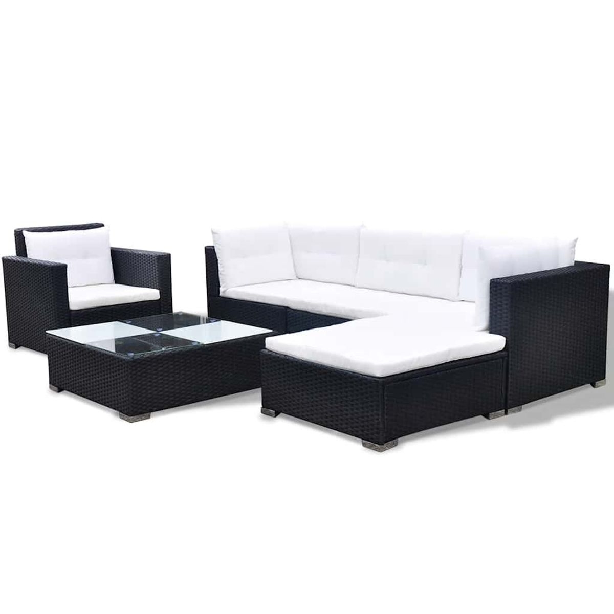 Ein schwarzes Korbmöbel-Set für den Außenbereich mit weißen Kissen. Es umfasst ein Sofa, einen Sessel, eine Ottomane und einen Couchtisch mit Glasplatte.