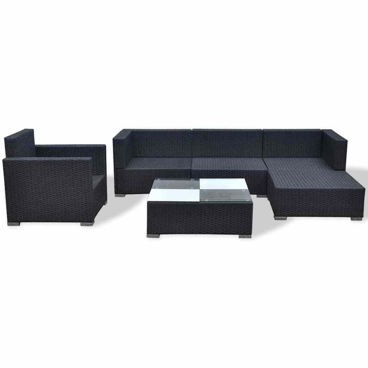 Ein schwarzes Outdoor-Rattan-Möbelset. Es umfasst ein Sofa, einen Stuhl und einen Couchtisch mit Glasplatte.