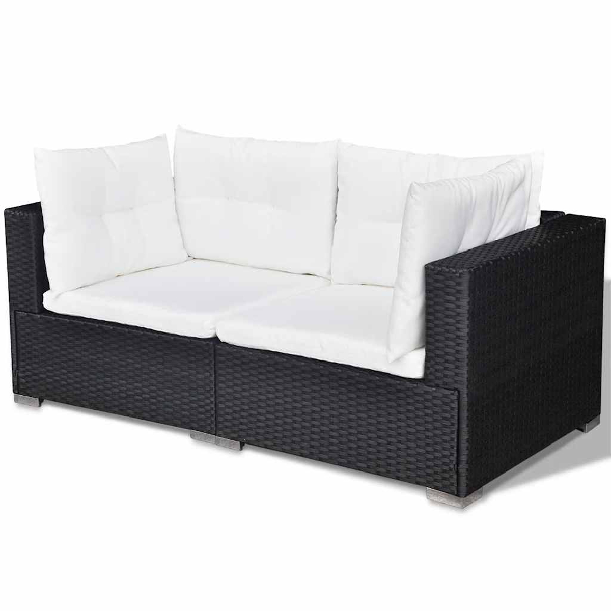 Ein schwarzes Korbmöbelsofa mit weißen Kissen und Kissen. Das Sofa befindet sich auf weißem Hintergrund.