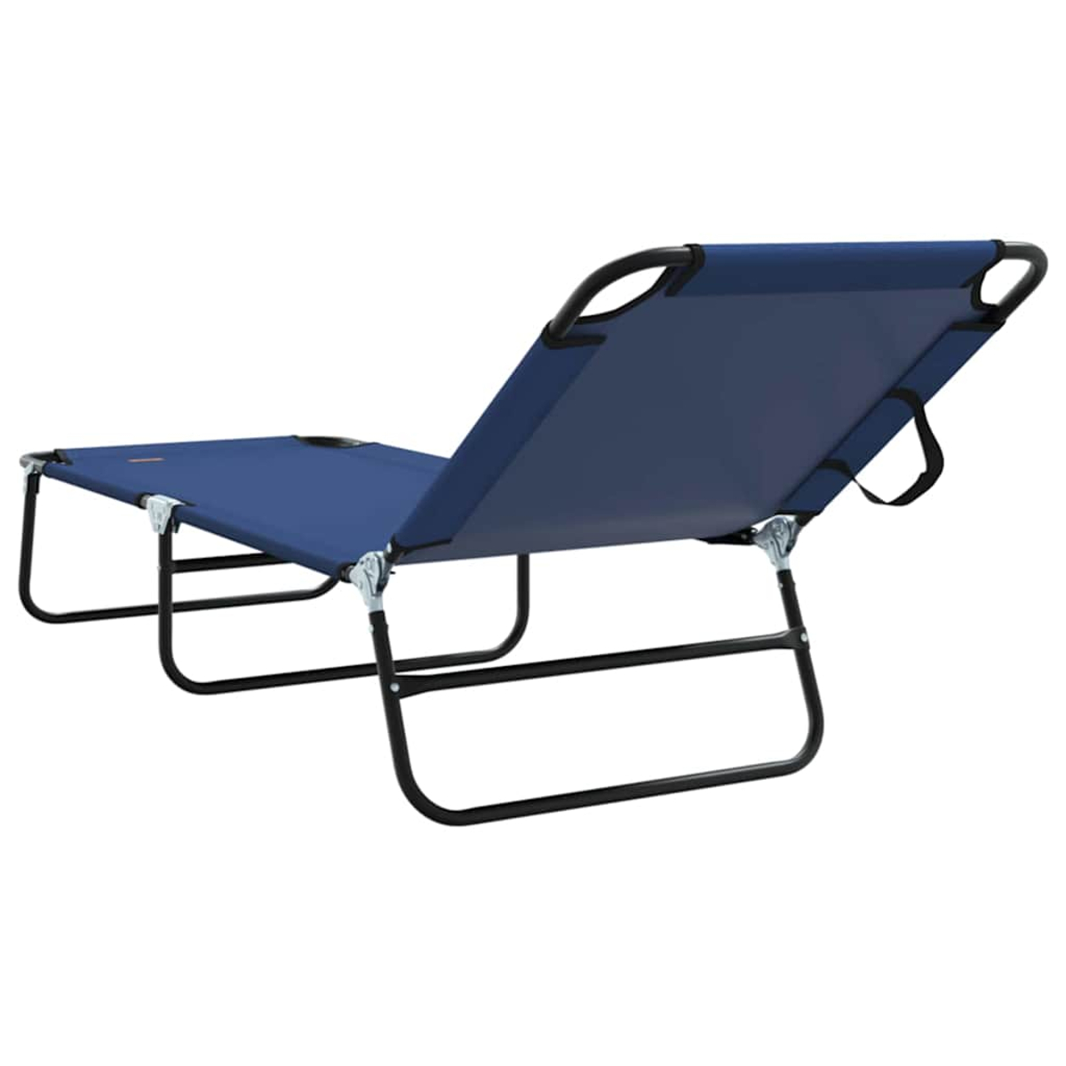 Ein blau-schwarzer Klappstrandstuhl. Die Rückenlehne ist hochgeklappt. Der Stuhl steht auf weißem Hintergrund, von hinten gesehen.