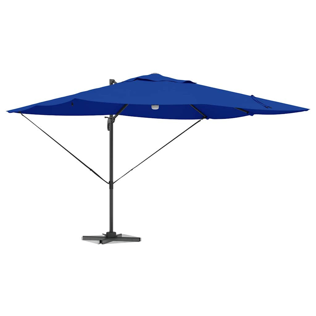 Un ombrellone blu è aperto. Ha un palo nero e bracci di supporto. La base è quadrata.