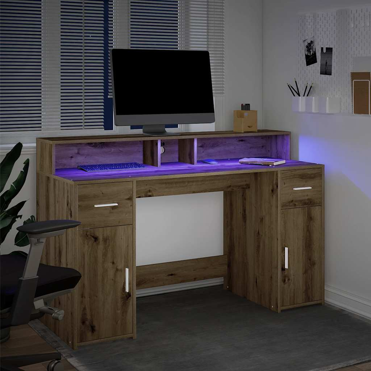Ein Holzschreibtisch mit Computermonitor, Tastatur und Schubladen. Lila LED-Leuchten beleuchten den Schreibtisch. Links ist ein Stuhl.