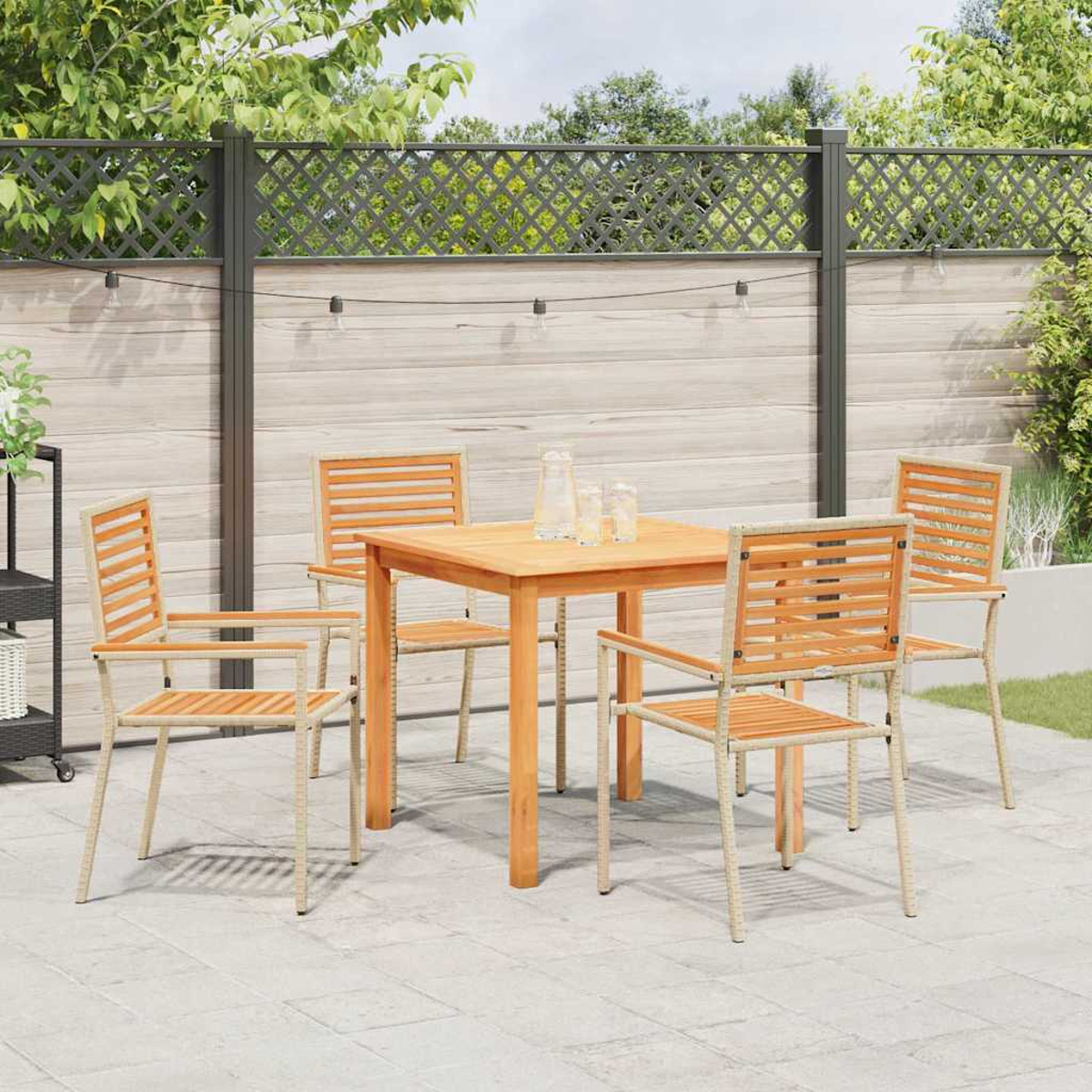 Garten-Set mit quadratischem Holztisch und vier Stühlen. Ein Zaun und Grün bilden den Hintergrund. Lichterketten sind aufgehängt.