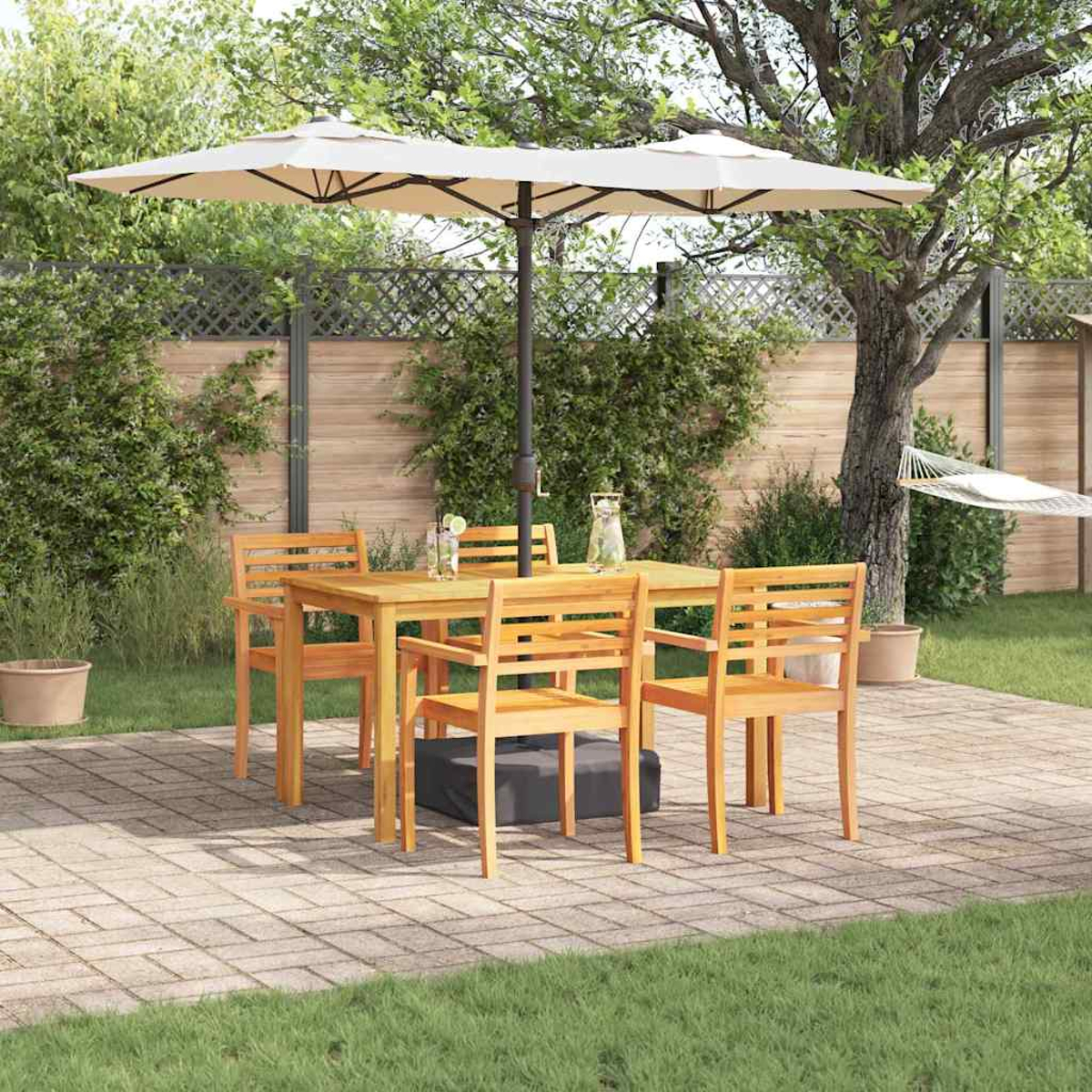 Essgruppe im Freien mit Tisch, Stühlen und Sonnenschirm. Die Szene spielt in einem Garten mit Hängematte und üppigem Grün.