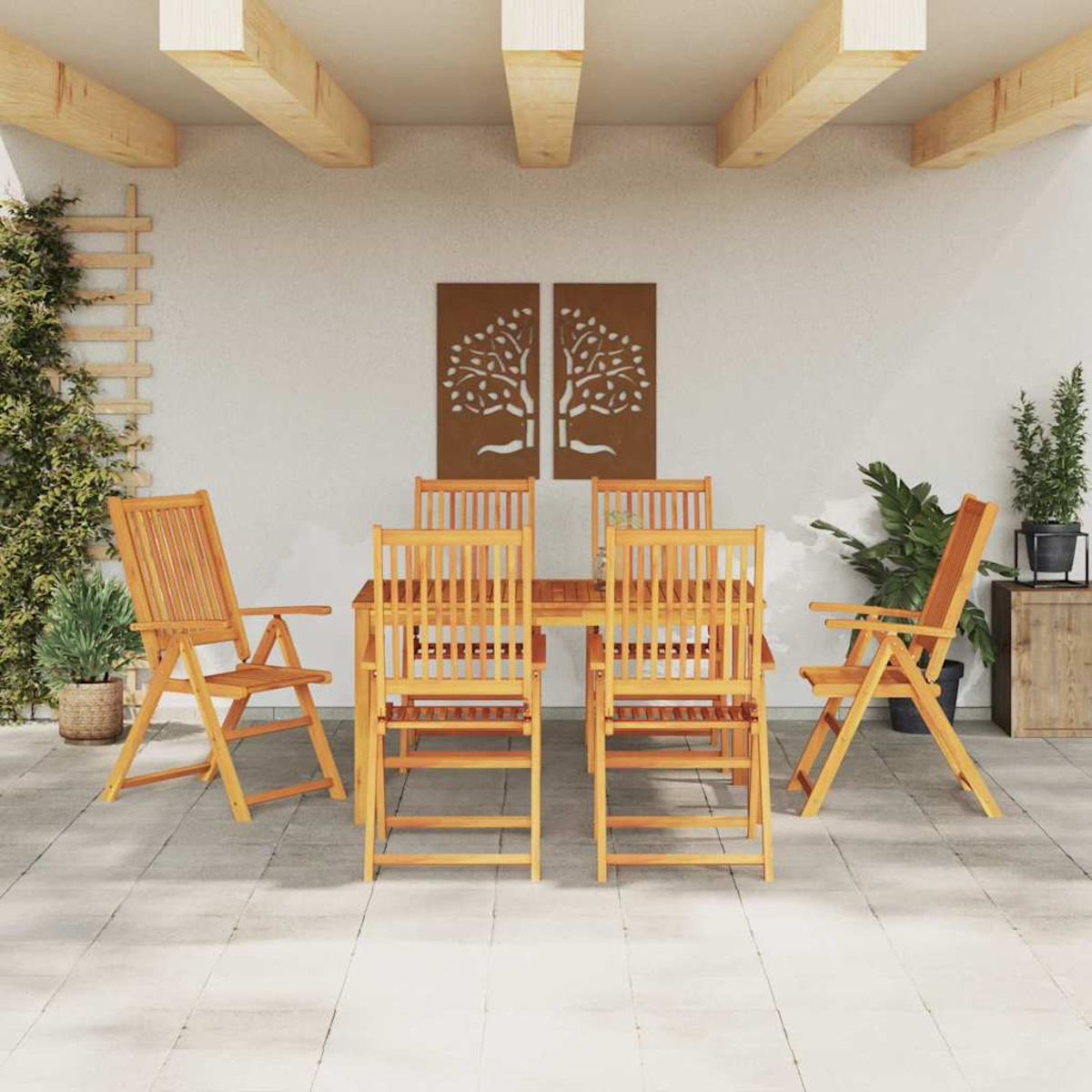 Essgruppe im Freien mit Holztisch und Stühlen. Enthält Pflanzen, dekorative Baumkunst und eine Lattenrostecke auf einer gefliesten Terrasse.