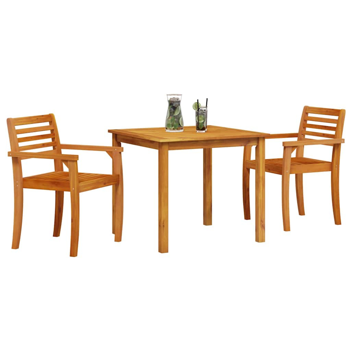 Ein Holz-Terrassenset mit einem quadratischen Tisch, zwei Sesseln und Getränken. Alles auf weißem Hintergrund.
