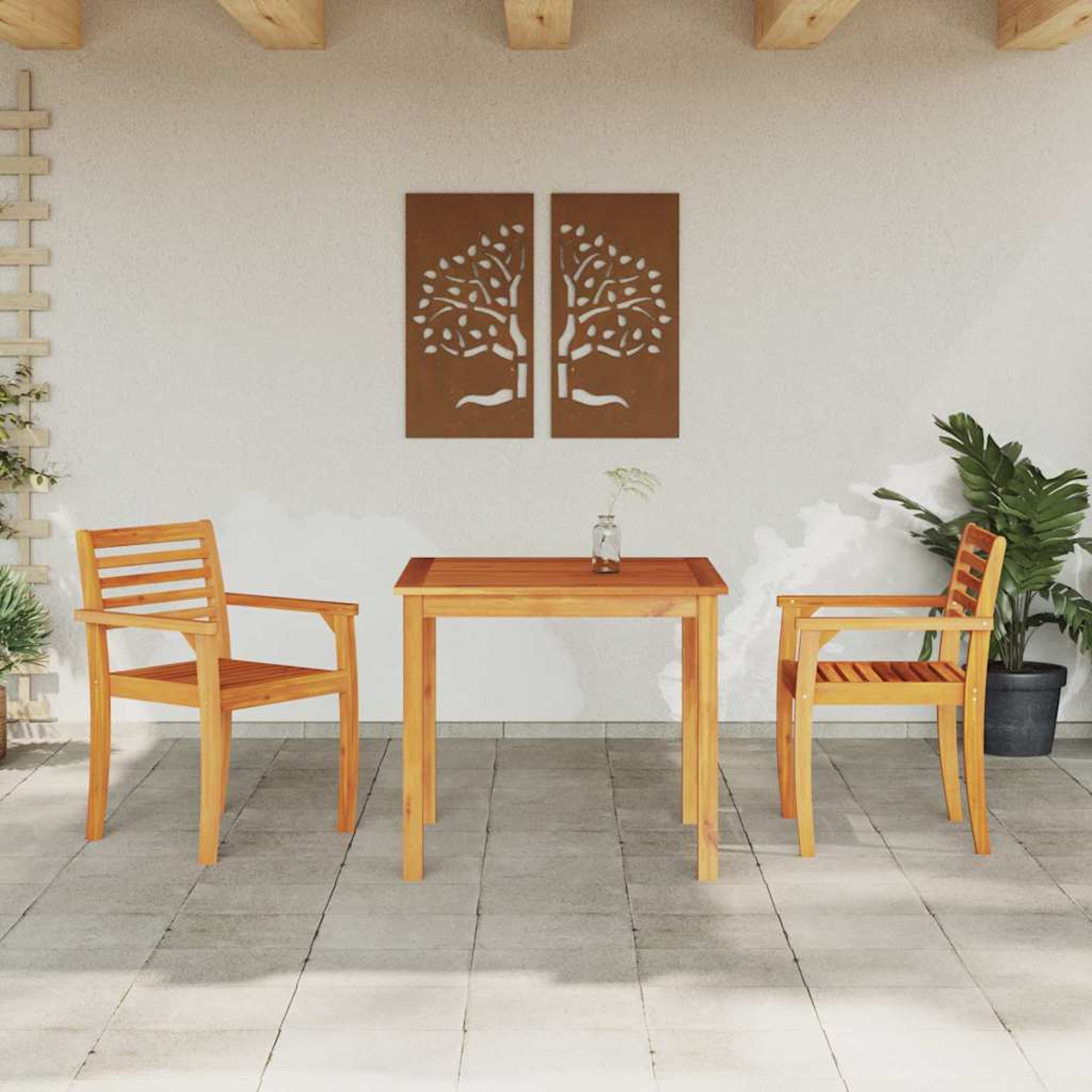 Szene im Freien mit Holztisch und zwei Stühlen. Braune Wandkunst. Eine Pflanze rechts. Fliesenboden. Beige Decke.