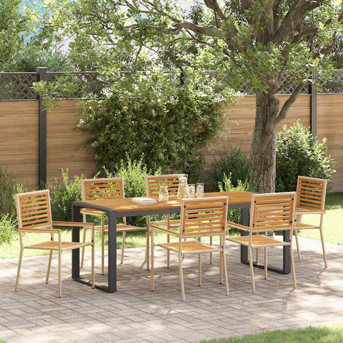 Ein Holztisch und Stühle stehen auf einer Terrasse. Ein Baum und Sträucher im Hintergrund mit einem Holzzaun.