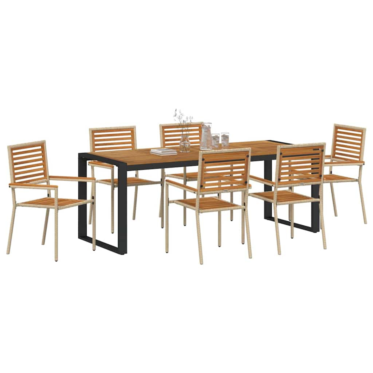 Ein Holzesstisch mit schwarzen Beinen und sechs Stühlen. Die Stühle haben Holzlatten und beige Rahmen. Zwei Glaskaraffen stehen auf dem Tisch.