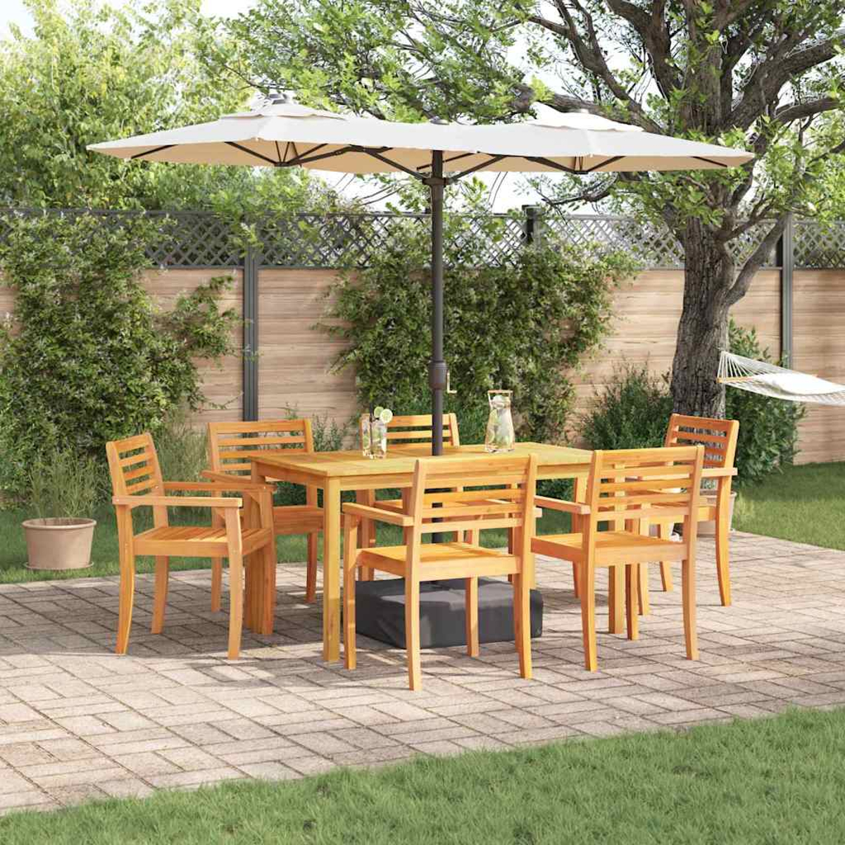 Essgruppe im Freien unter einem beigen Sonnenschirm. Das Set umfasst einen Holztisch und Stühle auf einer Ziegelterrasse mit grünem Gras und Bäumen.