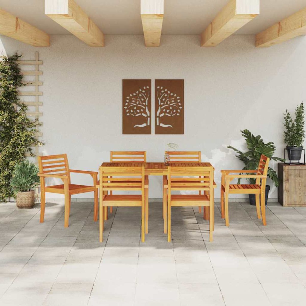 Essgruppe im Freien: ein Holztisch und Stühle auf einer Terrasse, mit dekorativen Baumtafeln an der Wand, Pflanzen fügen Grün hinzu.