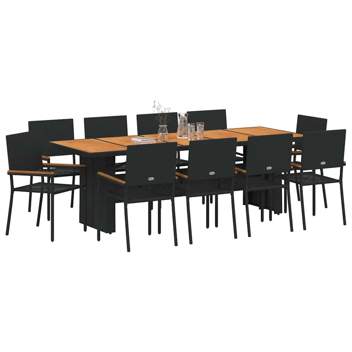 Essgruppe im Freien mit Holztisch und schwarzen Stühlen. Tisch hat Dekoration. Set für eine Gruppe von Personen, mit weißem Hintergrund.