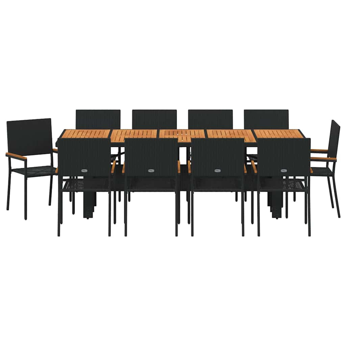 Ein großes Esszimmer-Set im Freien mit einem Holztisch und schwarzen Stühlen. Die Stühle umgeben den Tisch.