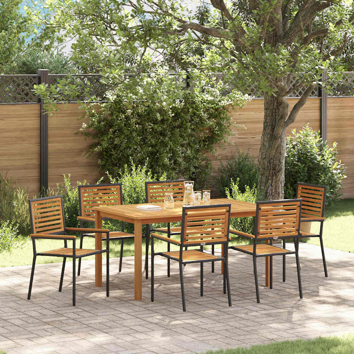Terrassenset mit Holztisch und sechs Stühlen im Freien. Im Hintergrund ein Baum und ein Zaun. Gläser und eine Kanne stehen auf dem Tisch.
