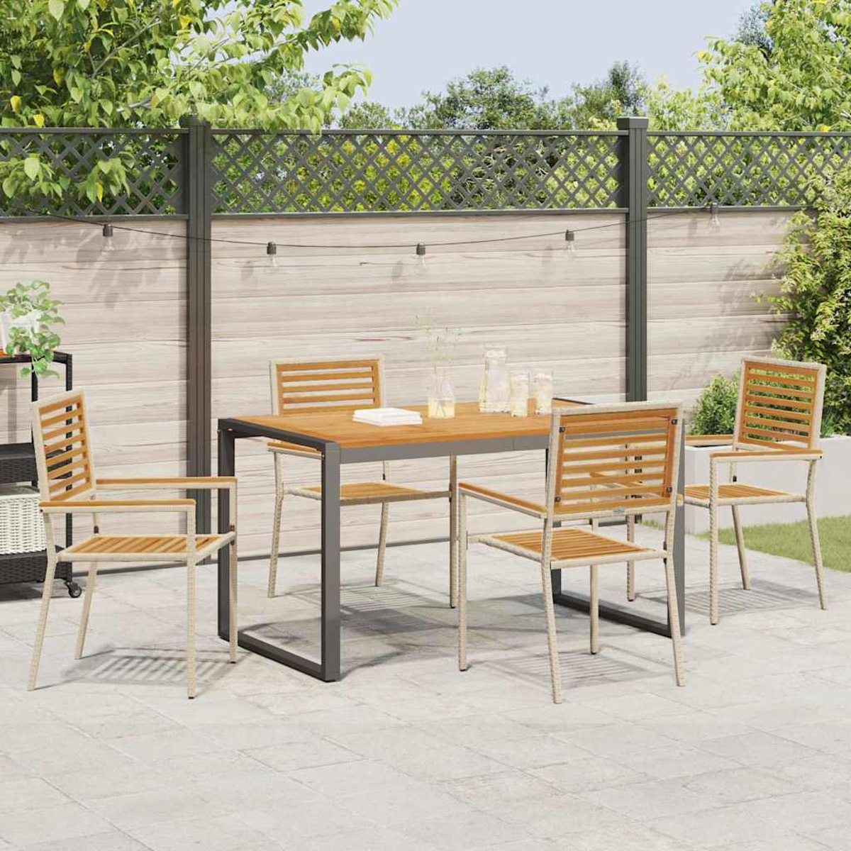 Juego de comedor al aire libre. Una mesa de madera con cuatro sillas está en un patio. Una valla y vegetación rodean el patio.