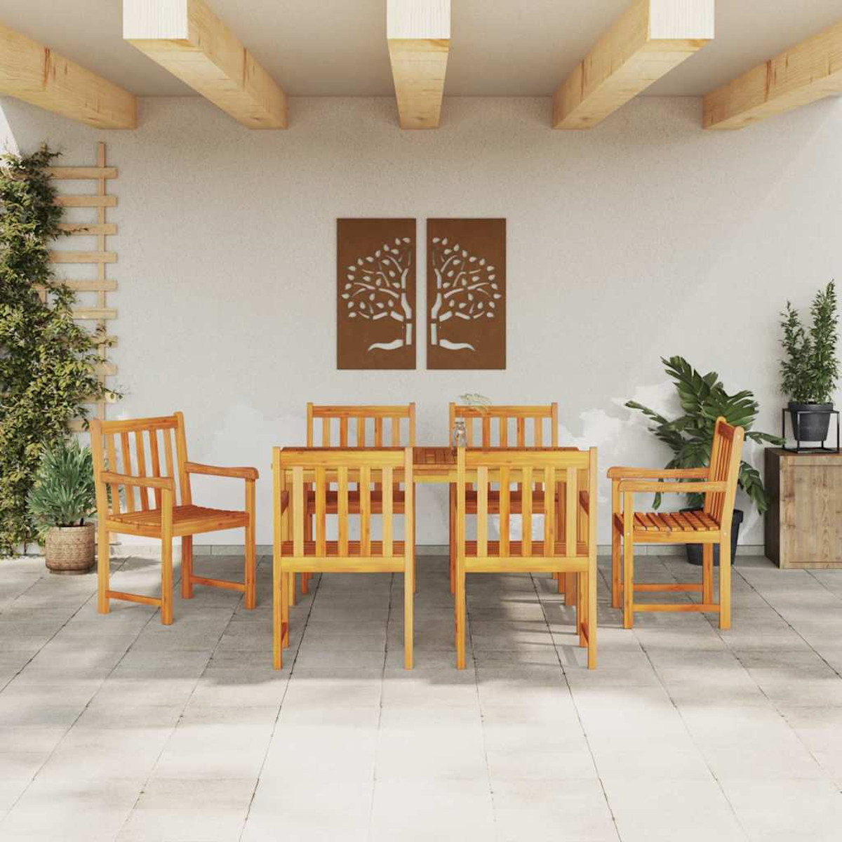 Essgruppe im Freien mit Holztisch, Stühlen und baumförmiger Wandkunst. Pflanzen umrahmen die Szene unter einer überdachten Terrasse.
