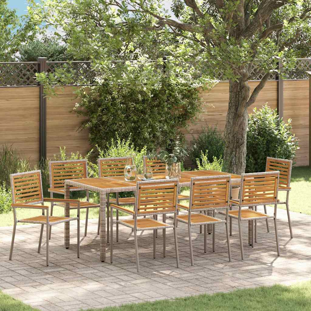 Essgruppe im Freien auf der Terrasse. Holztisch und Stühle, umgeben von Grün und einem Holzzaun. Sonniger Tag, Hinterhof.