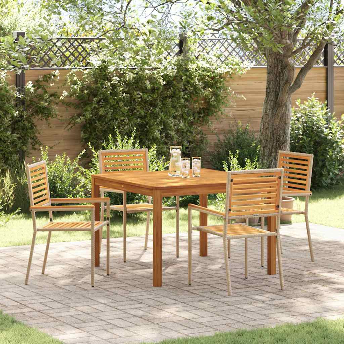Essgruppe im Freien mit Holztisch und vier Stühlen. Gläser und eine Kanne stehen auf dem Tisch. Der Schauplatz ist eine Terrasse mit Grün.