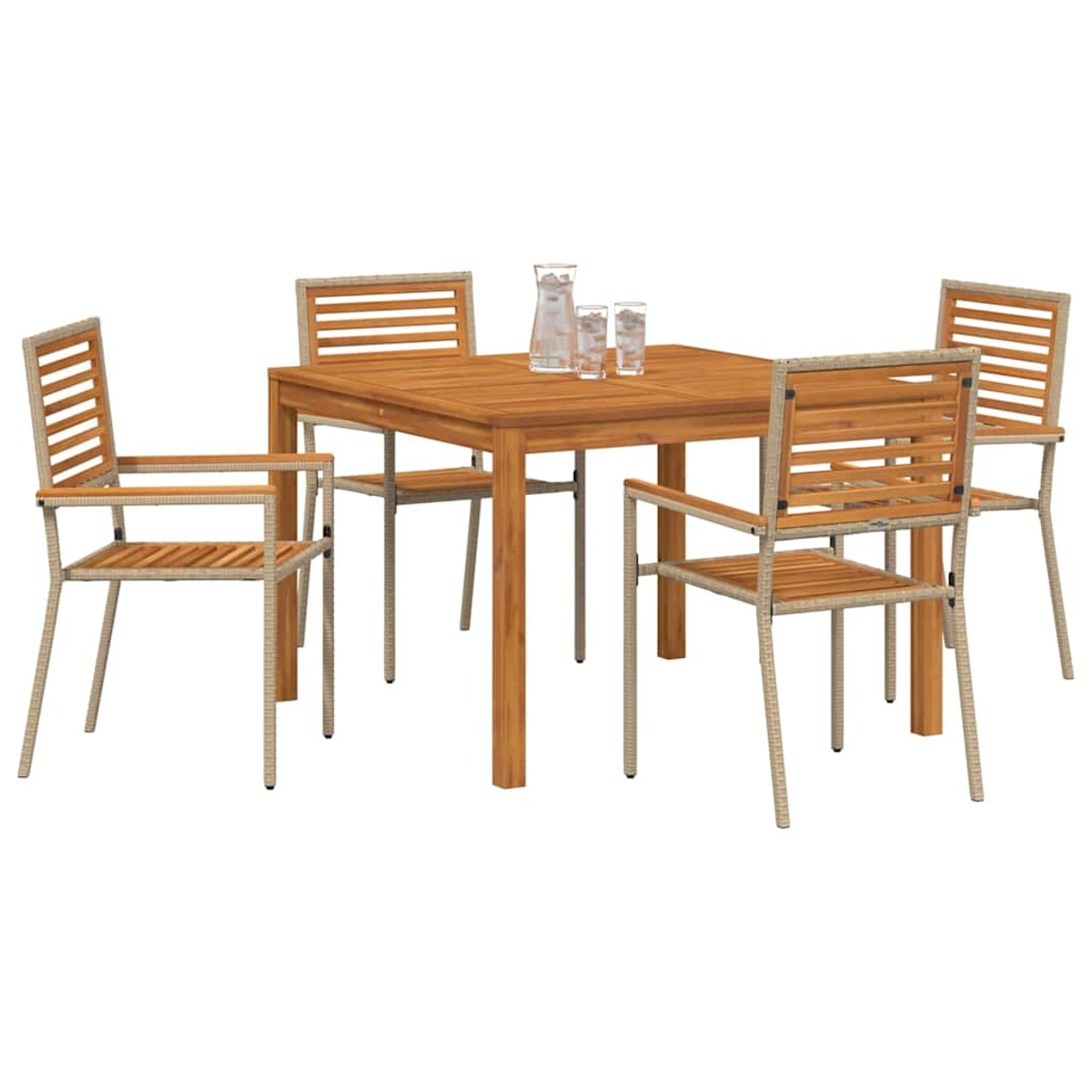 Essgruppe aus Holz im Freien. Quadratischer Tisch mit vier Stühlen. Krug und zwei Gläser auf dem Tisch.
