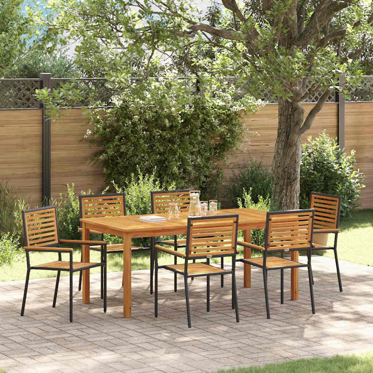 Essgruppe im Freien auf der Terrasse. Holztisch mit sechs Stühlen, Gläsern und einer Kanne. Ein Baum und ein Zaun sind im Hintergrund.