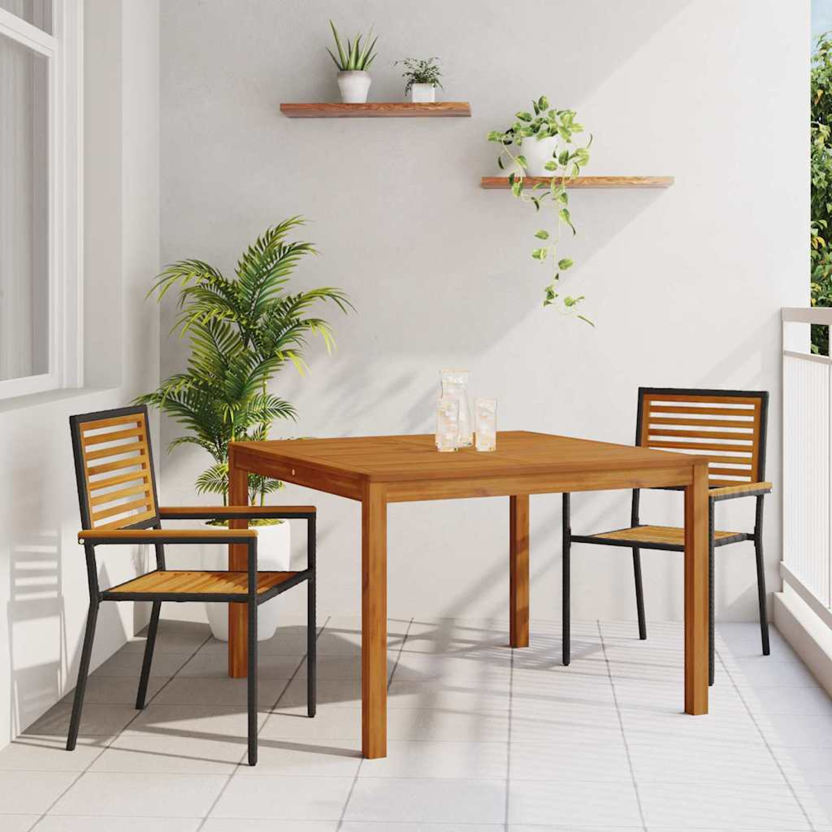Escena de balcón con mesa de madera cuadrada, dos sillas, plantas y estantes contra pared blanca. La luz solar crea sombras.