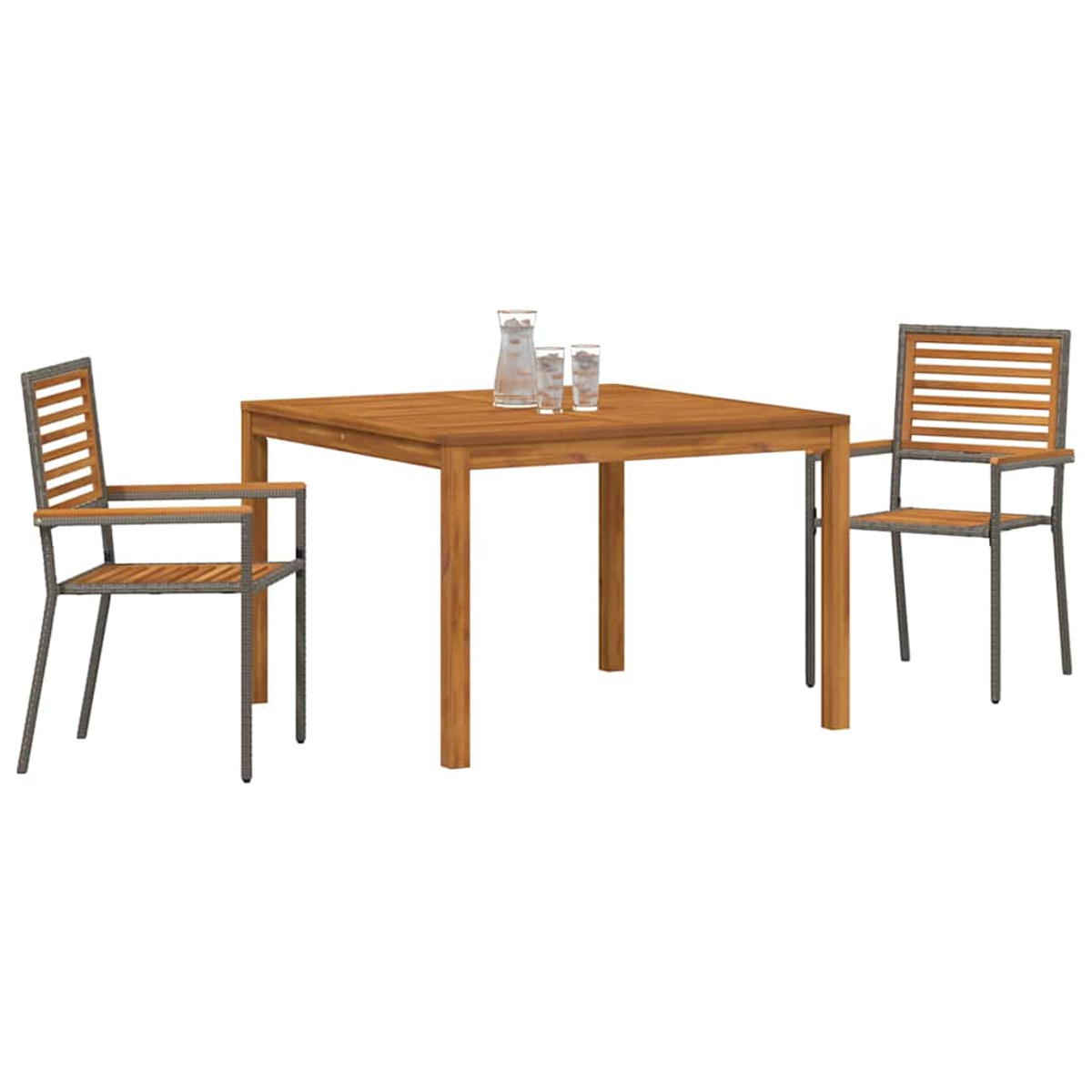 Holztisch und zwei Stühle, mit Gläsern und einem Krug auf dem Tisch. Die Stühle haben Metallrahmen und Holzlatten.