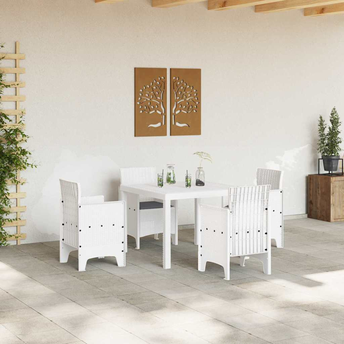 Szene im Freien mit weißem Tisch und Stühlen. Braune Baumkunst an der Wand. Grüne Pflanzen und Getränke auf dem Tisch. Holzakzente.