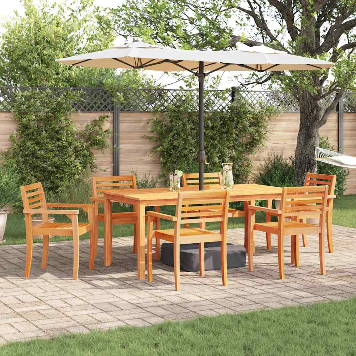 Essgruppe im Freien unter einem beigen Sonnenschirm. Holztisch und -stühle auf einer Backstein-Terrasse. Grün und Bäume im Hintergrund.