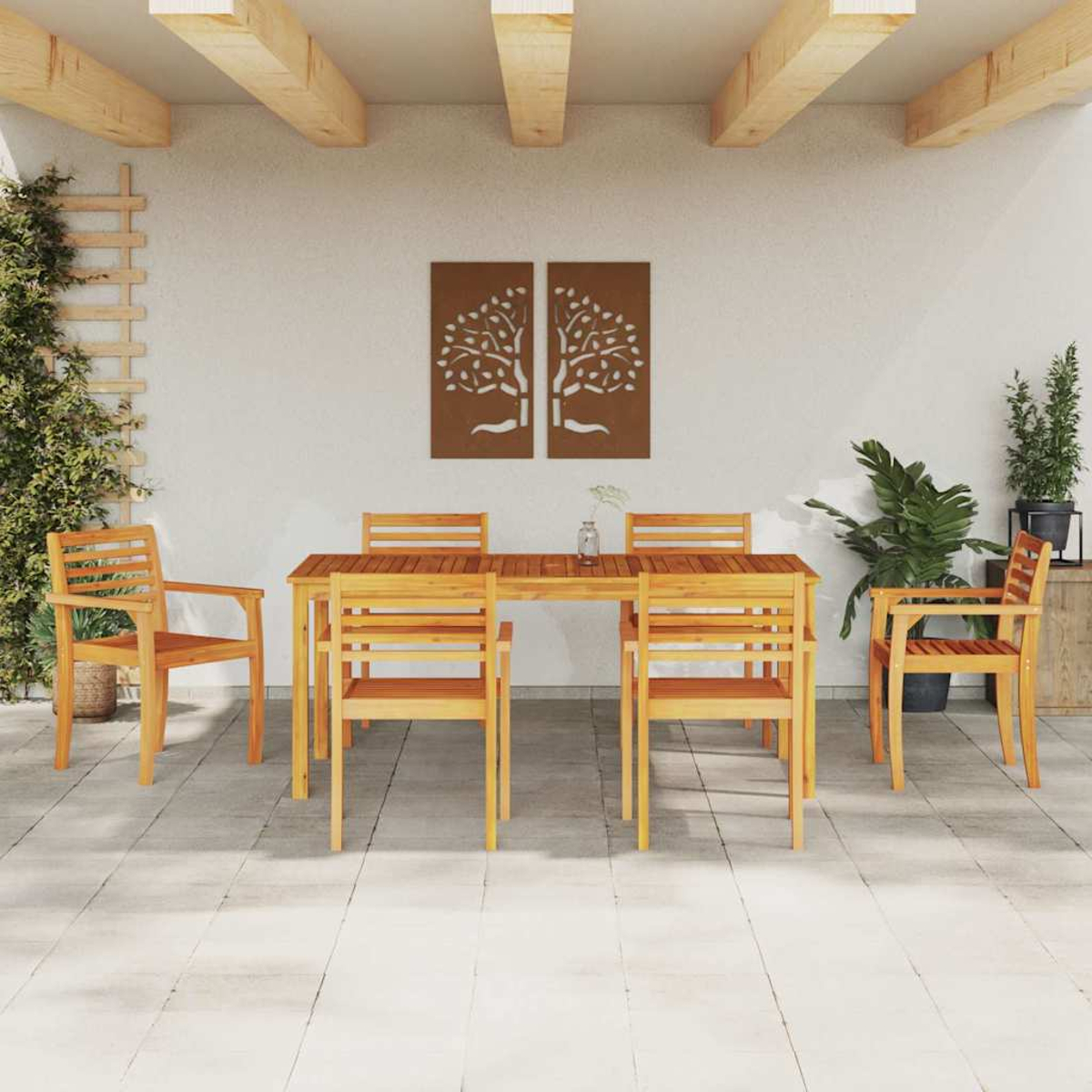 Essgruppe im Freien mit Holztisch und Stühlen auf einer Terrasse. Zwei Wandkunststücke mit Baumdesigns.