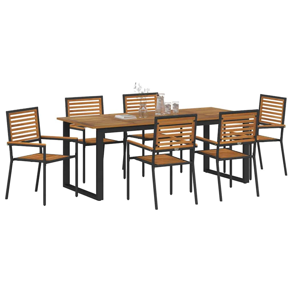 Essgruppe im Freien mit Holztisch, sechs Stühlen mit schwarzen Rahmen und Holzlatten. Zwei Glasvasen und zwei Gläser auf dem Tisch.