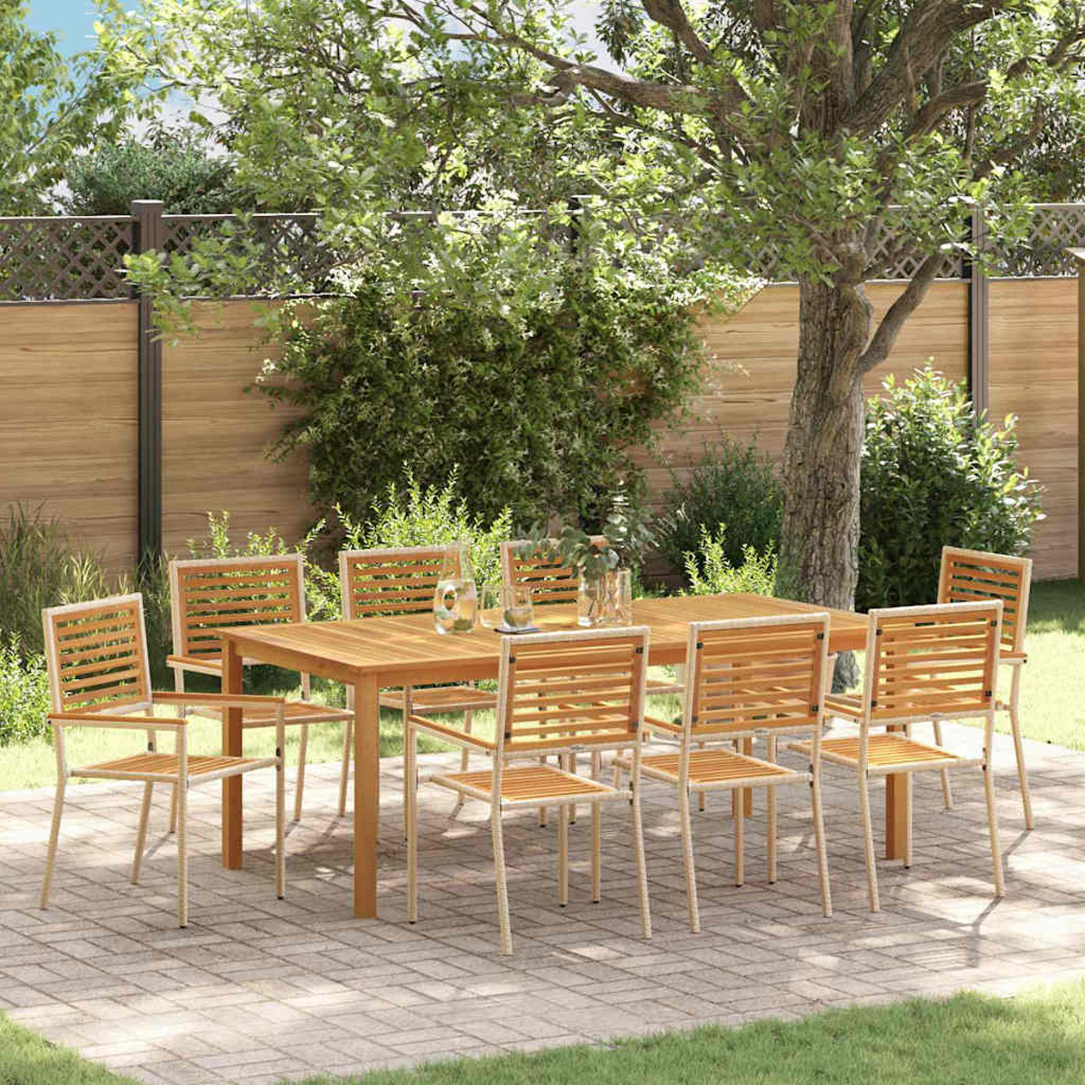 Un set da pranzo in legno per esterni con un tavolo rettangolare e otto sedie. La scena è ambientata su un patio in mattoni con alberi e una recinzione.