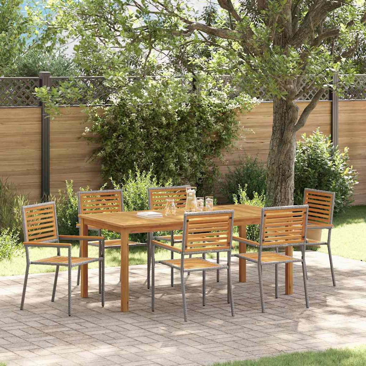 Szene im Freien mit einem Holztisch und sechs Stühlen. Der Hintergrund zeigt einen Zaun, Grün und einen Baum auf einer gepflasterten Terrasse.