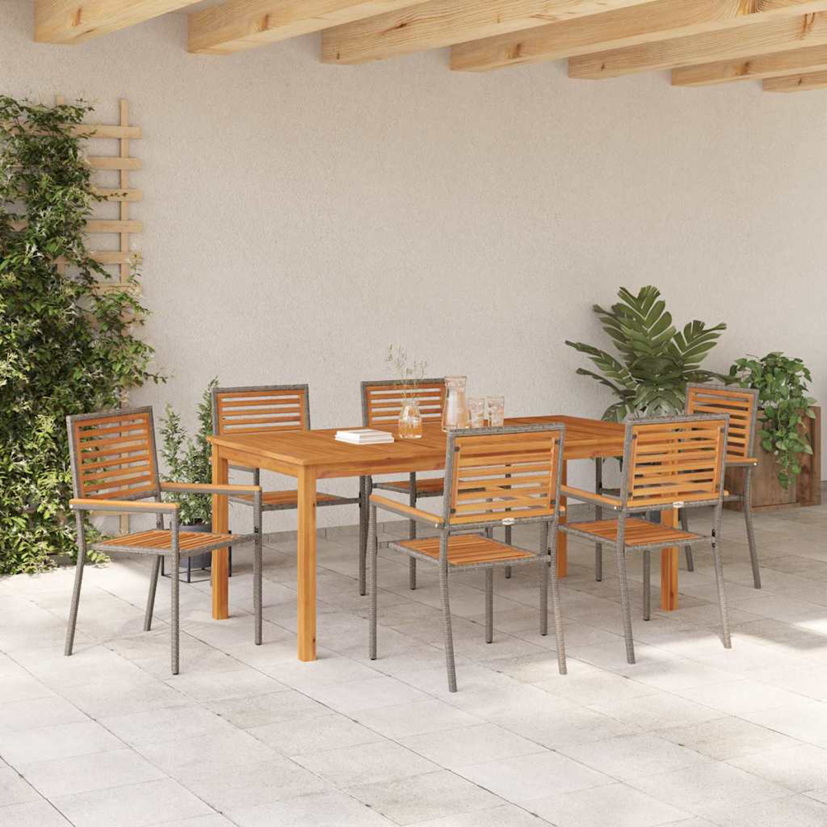 Outdoor-Essgruppe mit einem Holztisch und sechs Stühlen auf einer gefliesten Terrasse, mit Pflanzen im Hintergrund.