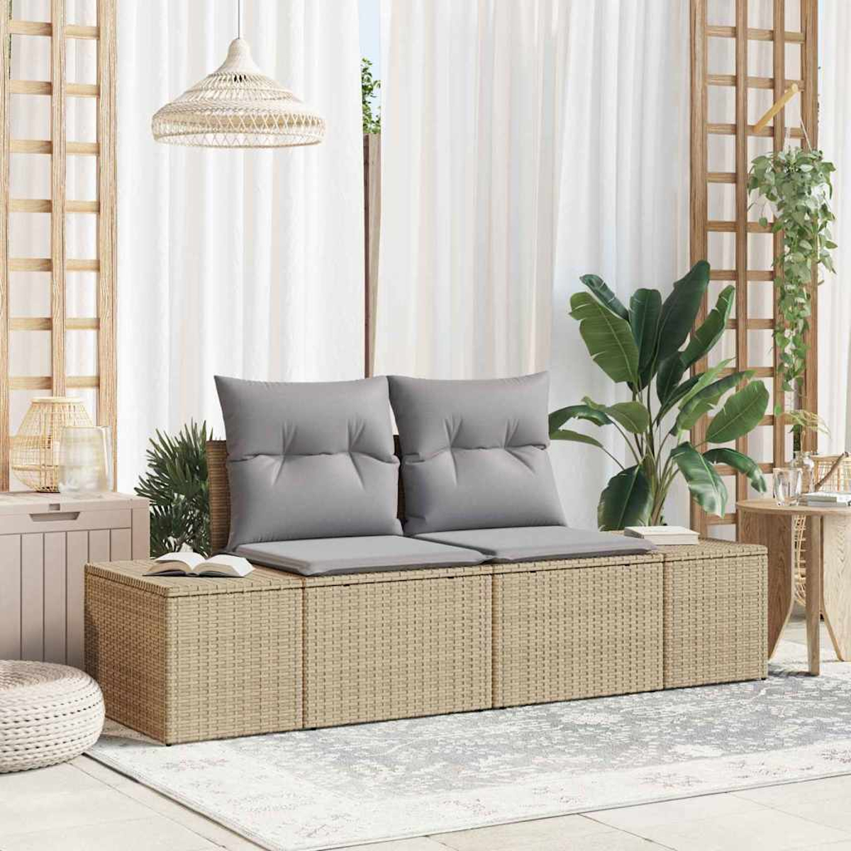 Eine beige Korbsitzbank mit grauen Kissen. Rechts steht eine große grüne Pflanze. Eine Korblampe hängt von der Decke.