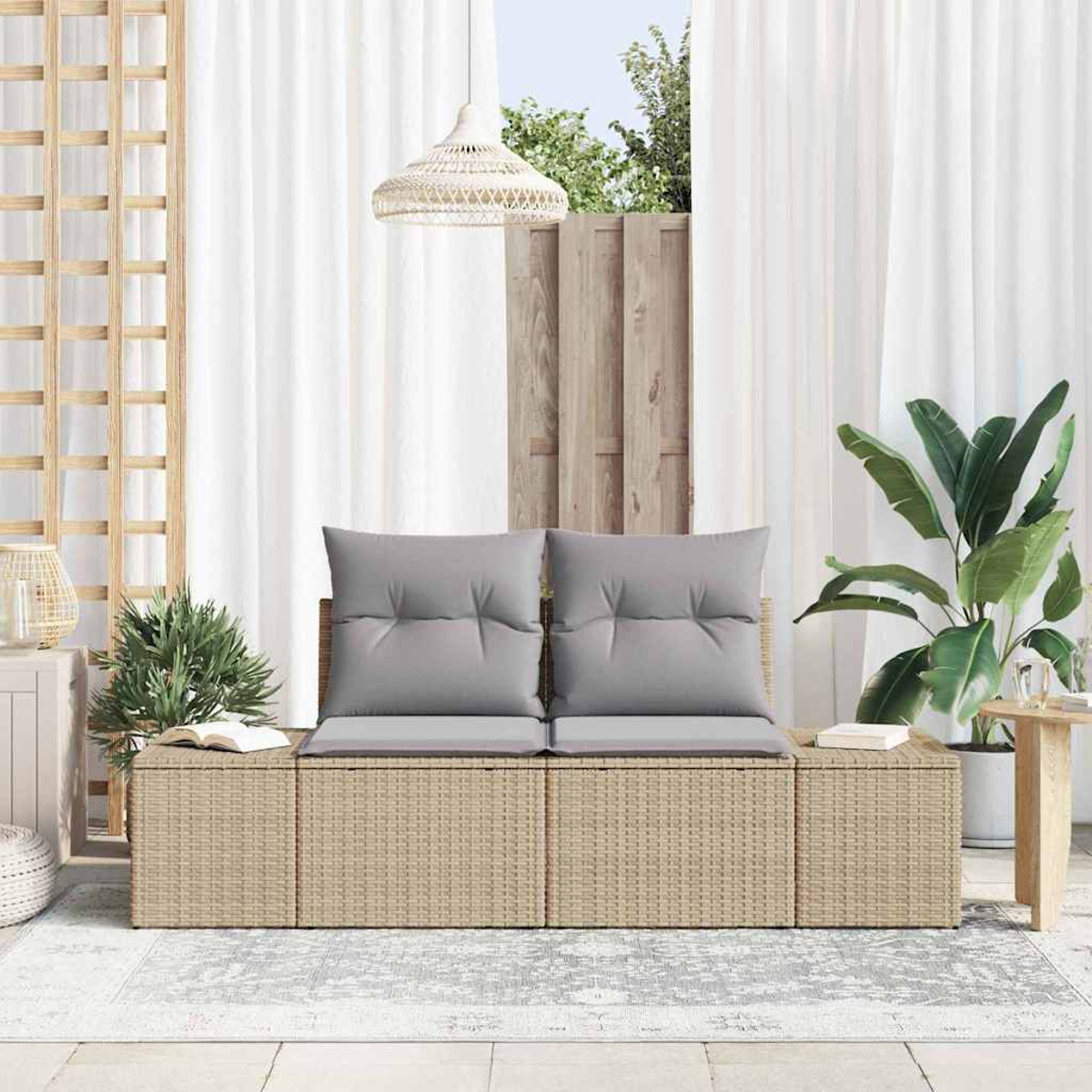 Szene im Freien mit einem beigen Sofa mit grauen Kissen. Weiße Vorhänge, Pflanzen und ein Holzzaun sind im Hintergrund zu sehen.