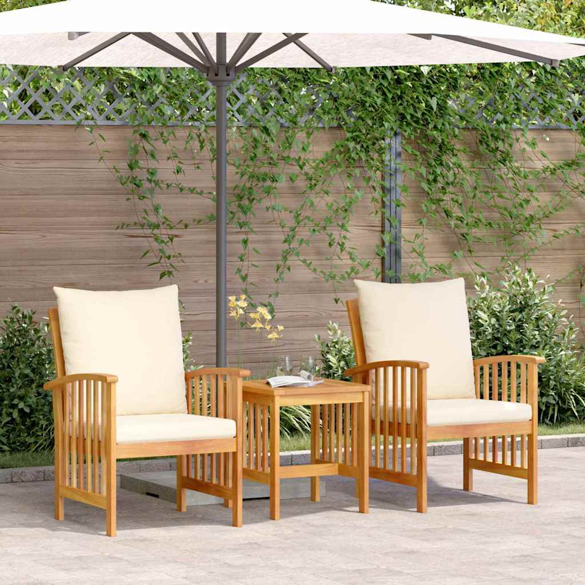 Escena al aire libre con dos sillas de madera, una mesa pequeña y una sombrilla. En el fondo, enredaderas verdes y una valla de madera.