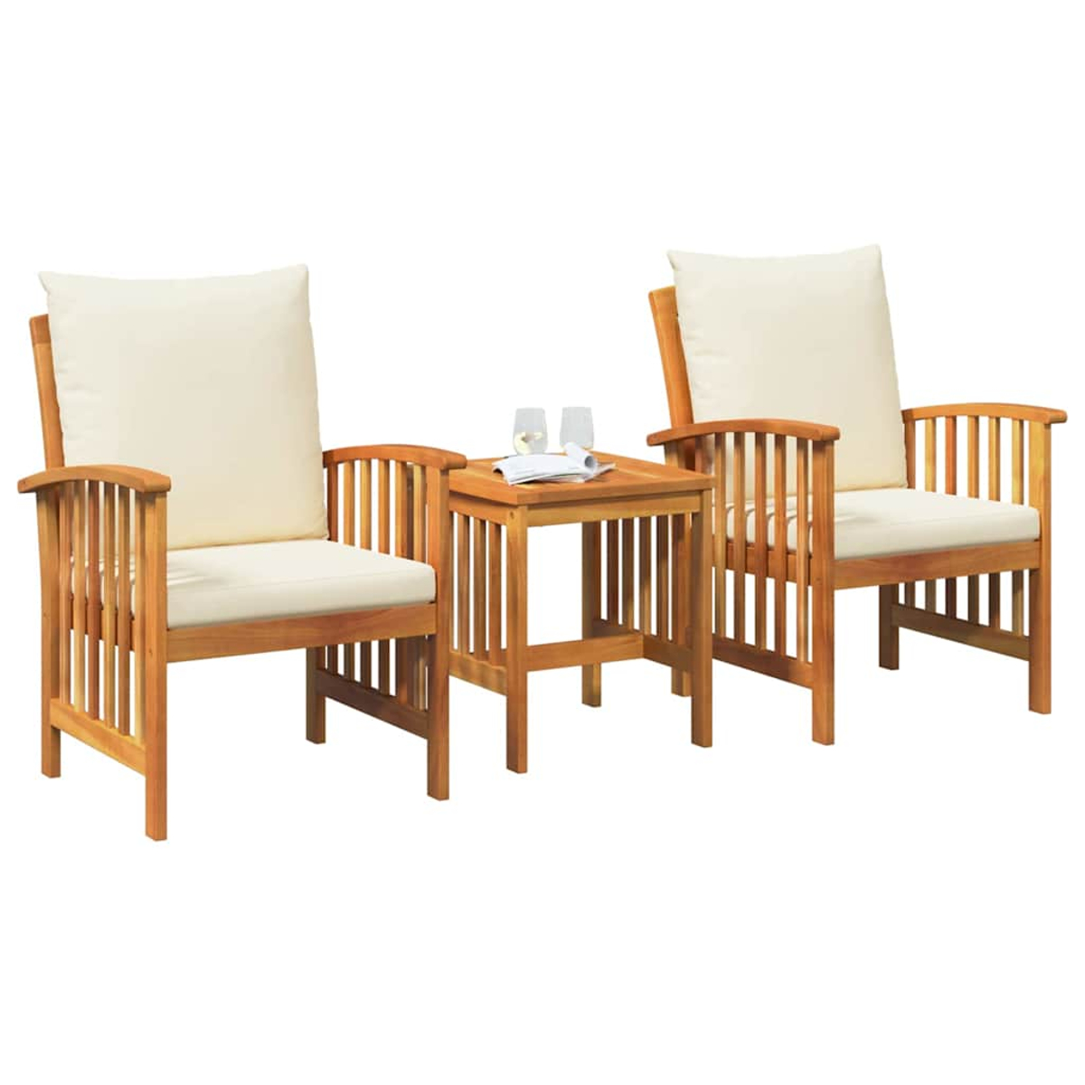 Dos sillones de madera con cojines crema y una mesita con copas. El conjunto está sobre un fondo blanco.