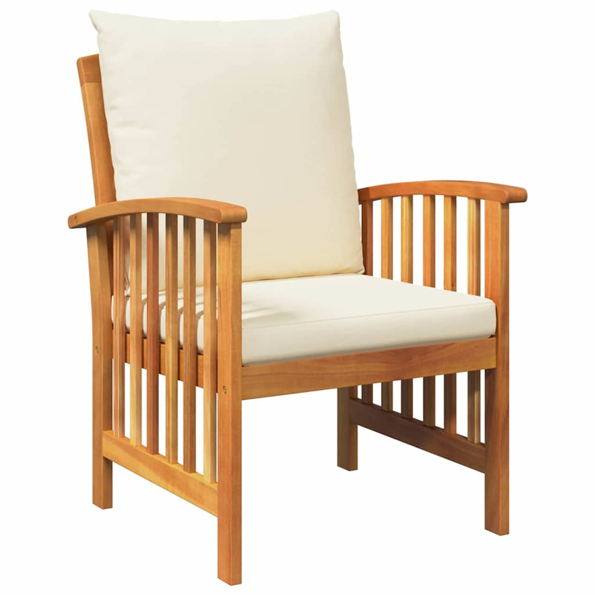 Sillón de madera con cojines color crema. La silla tiene apoyabrazos y respaldo alto. El fondo es blanco.