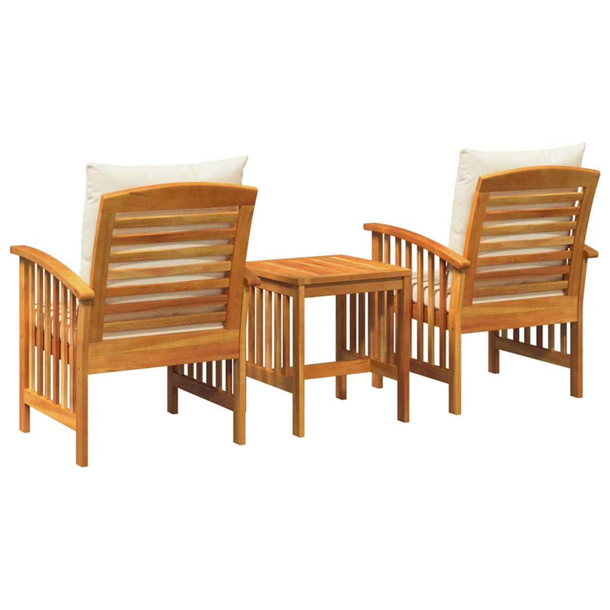 Dos sillones de madera con cojines blancos y una pequeña mesa a juego. Todo sobre un fondo blanco.