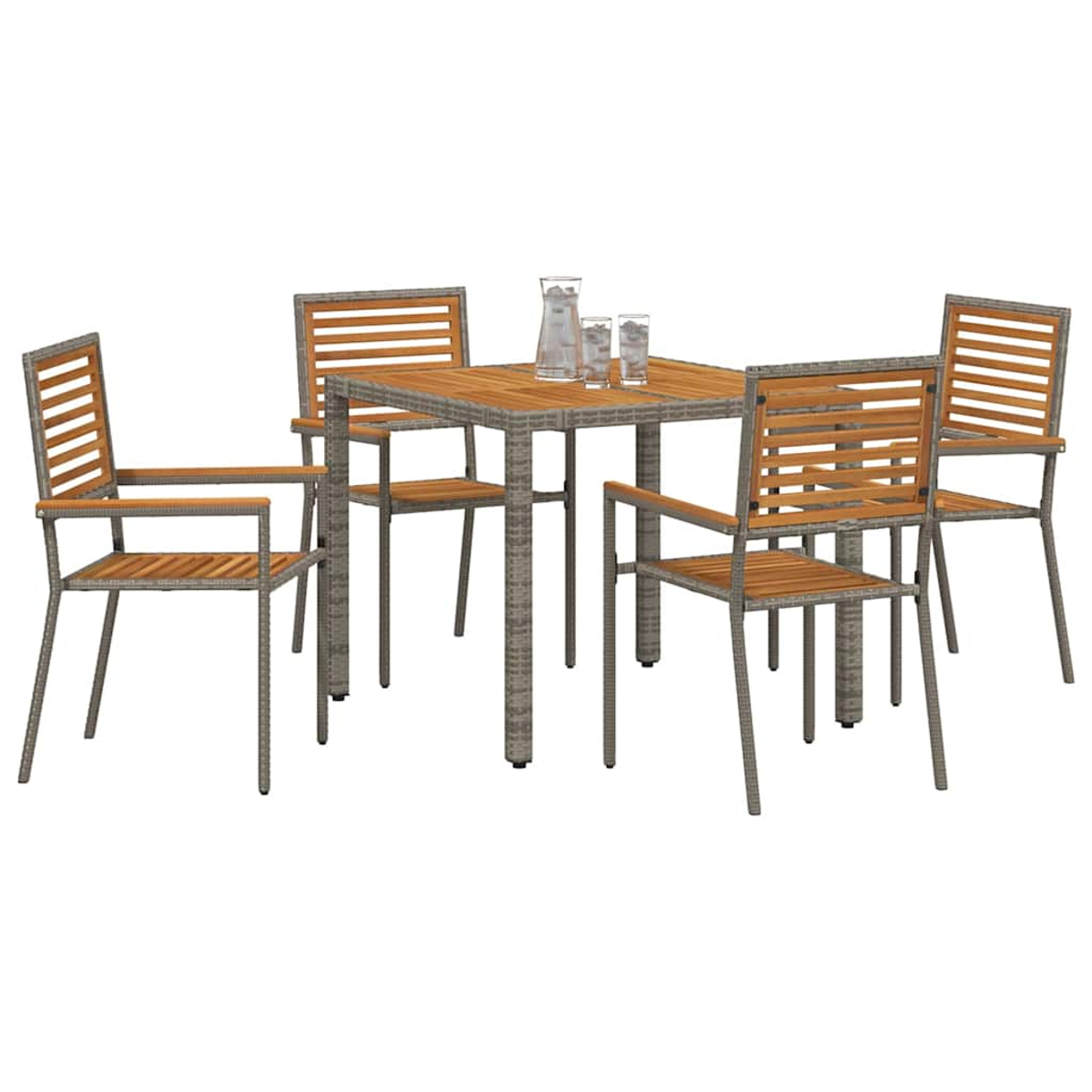 Essgruppe im Freien mit quadratischem Tisch, vier Stühlen, einem Krug und Gläsern. Stühle und Tisch haben Holzplatten.